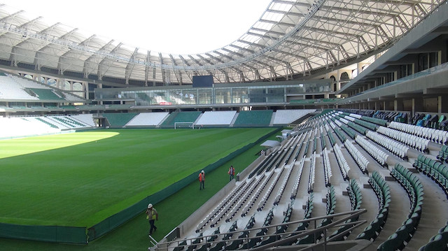Stadyumun zeminine hibrit çim uygulandı.