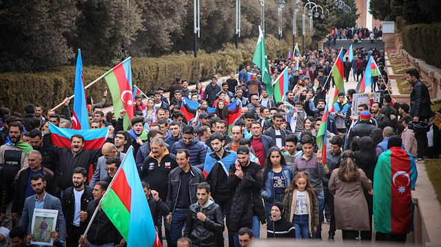 Azerbaycanlılar Dağlık Karabağ'da varılan anlaşmayı coşkuyla kutluyor.