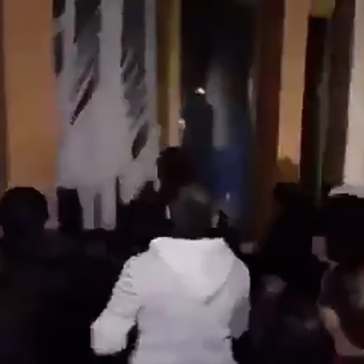 Ermenistan sokakları yenilginin ardından karıştı: Protestocular hükümet binasını bastı