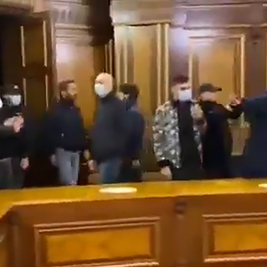 Yenilgiyi kabul eden Ermenistanda halk hükümet binasını bastı: Bölgeden silah sesleri yükseliyor
