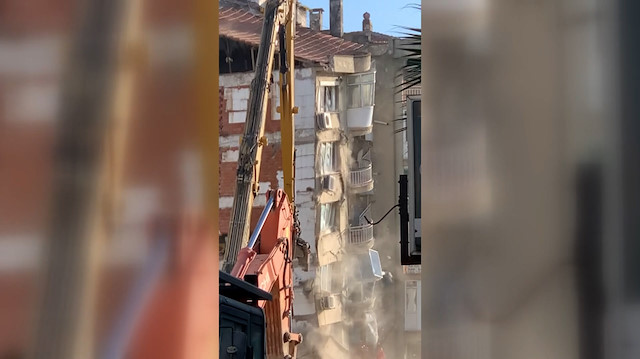 İzmir Bayraklı'daki kontrollü yıkım sırasında bina bir anda çöktü