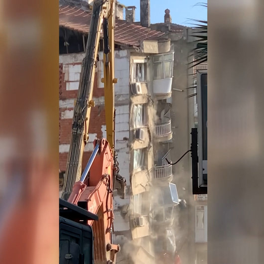 İzmir Bayraklıdaki kontrollü yıkım sırasında bina bir anda çöktü