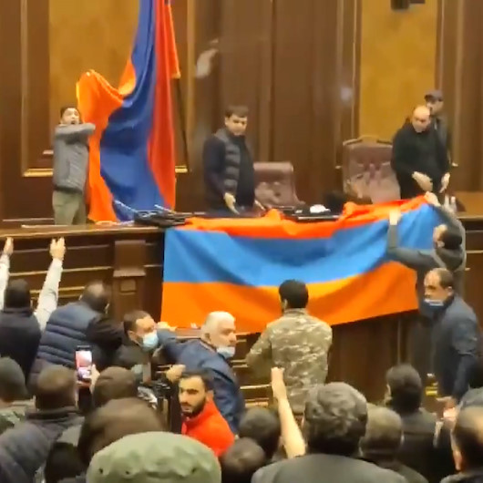 Paşinyanın yenilgiyi kabul etmesinin ardından öfkeli Ermenistan halkı camları kırarak parlamento binasını işgal etti