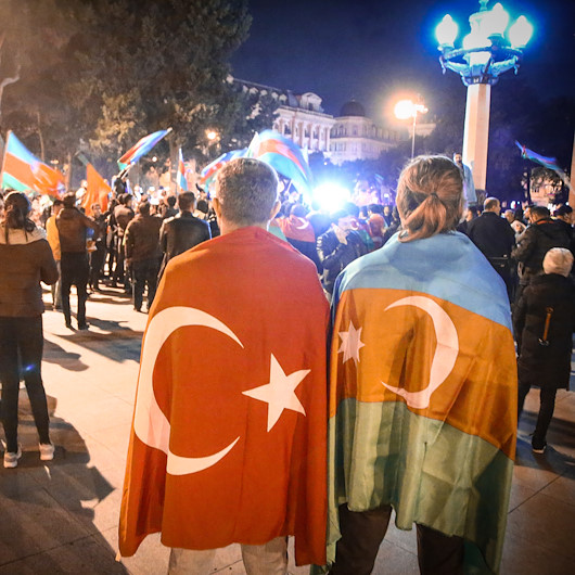 Azerbaycanda on binler sokağa döküldü: Dağlık Karabağda varılan anlaşma coşkuyla kutlanıyor