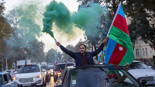 Azerbaycanlılar, Ermenistan'ın Dağlık Karabağ'daki işgalini sonlandıran bildirinin imzalanmasını meydanlarda kutluyor.