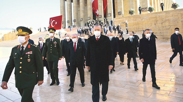 Anıtkabir’de devletin zirvesini bir araya getiren ilk törene Cumhurbaşkanı Erdoğan, TBMM Başkanı Mustafa Şentop, Cumhurbaşkanı Yardımcısı Fuat Oktay, bakanlar, CHP lideri Kemal Kılıçdaroğlu, MHP lideri Devlet Bahçeli, İYİ Parti Genel Başkanı Meral Akşener katıldı.