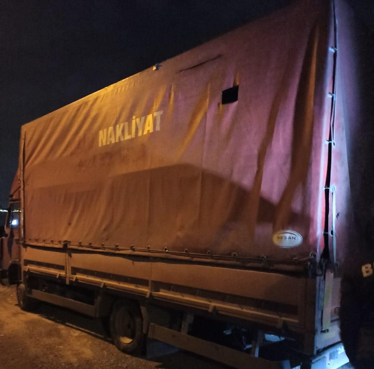 Park halinde bulunan kamyonetin kasasındaki Pakistan uyruklu 61 kaçak göçmen yakalandı. 