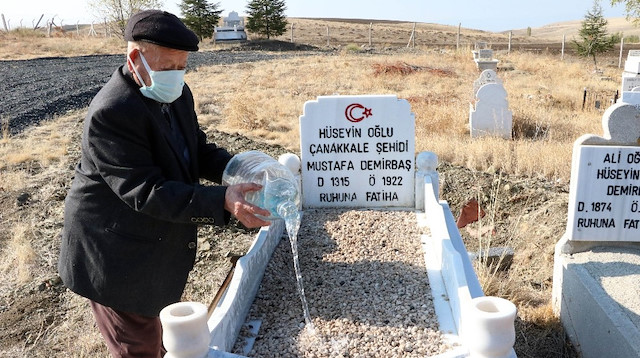 105 yaşındaki Ali Demirbaş, kendisinin de Çanakkale'nin Gelibolu ilçesinde 4 yıl boyunca askerlik vazifesini yerine getirdiğini belirtti.