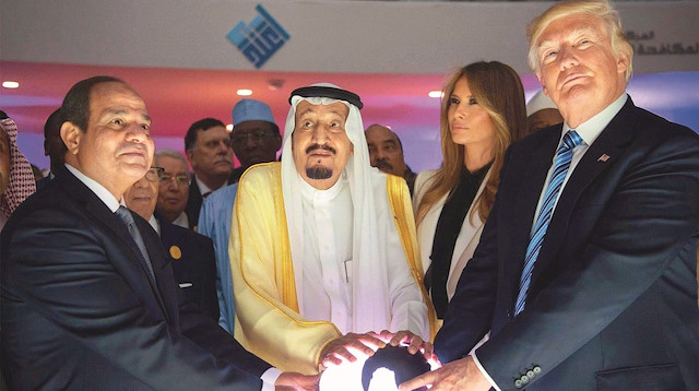 Selman, Trump ve Sisi’nin küreli bu fotoğrafı çok konuşulmuştu.