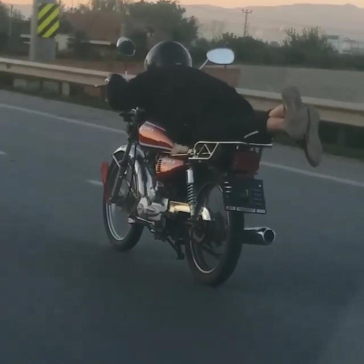 Plakasını söktüğü motosikleti yüzüstü yatarak kullandı