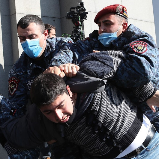 Tarihi hezimete uğrayan Ermenistanda halk sokaklara döküldü: Çok sayıda gözaltı var