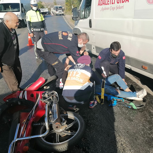 Kamyonun altına giren motosiklette 1i ağır 2 kişi yaralandı: Kaza anı güvenlik kamerasına yansıdı