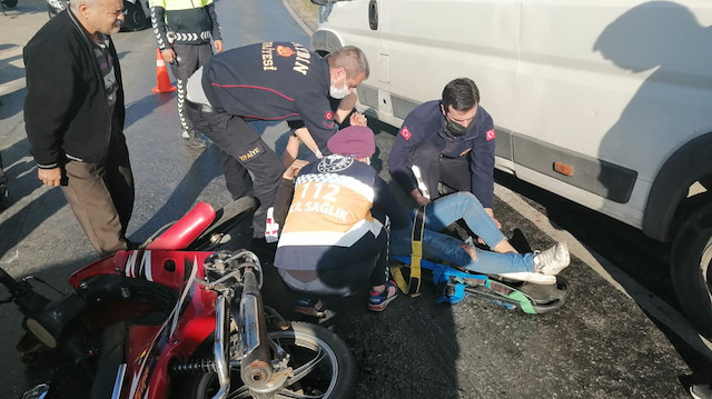 Kamyonun altına giren motosiklette 1'i ağır 2 kişi yaralandı: Kaza anı güvenlik kamerasına yansıdı