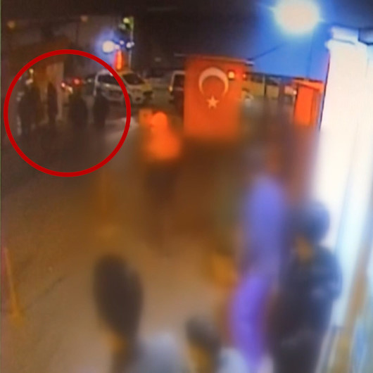 Ispartada bir vatandaşı boğazından bıçaklayarak kaçan zanlı kamerada
