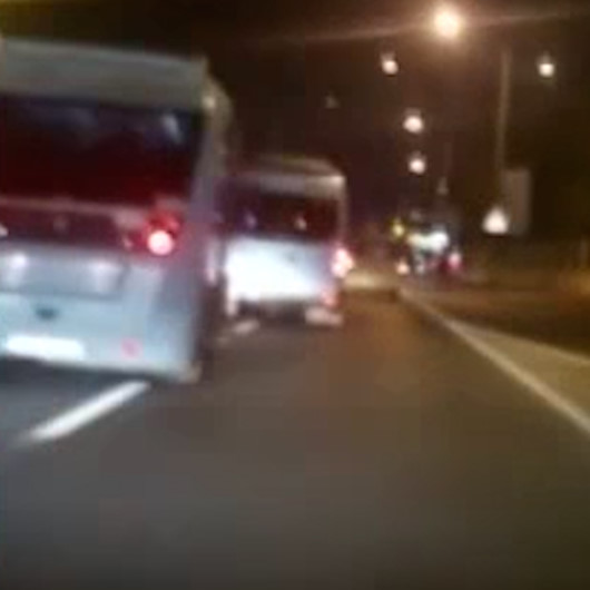 Kağıthanede minibüsçülerin yolcu alma yarışı kamerada