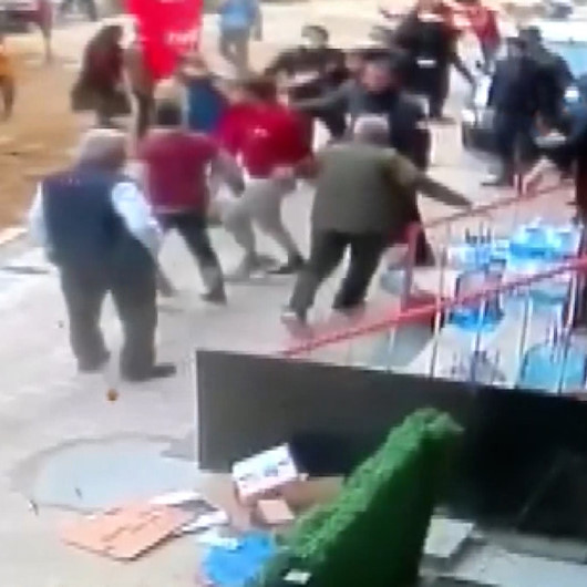 Esenyurtta tekmeli yumruklu ağaç kavgası kamerada
