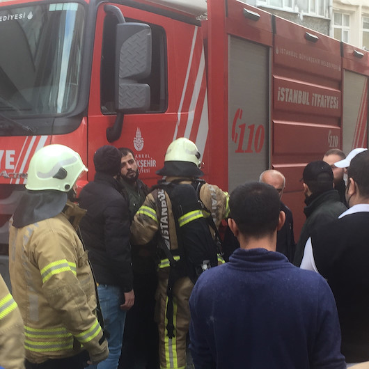 Fatihte bir dairede yangın: Mahsur kalan Filistinliyi itfaiye ekipleri kurtardı