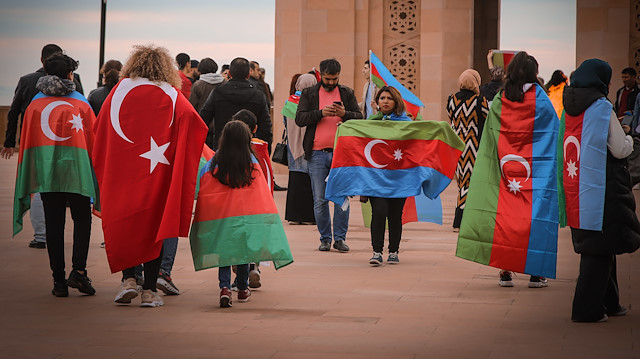 Varılan anlaşmanın ardından Azerbaycan ve Türkiye bayrakları ile zafer kutlamaları yapıldı. 