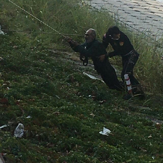 Asi Nehrine düşen alkollü adamı itfaiye kurtardı