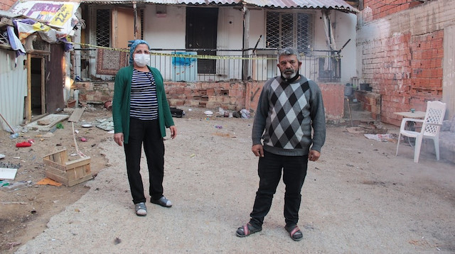 Sevinç çifti, depremin ardından çatlakların daha da derinleştiğini, korkudan evlerine giremediklerini söyledi. 