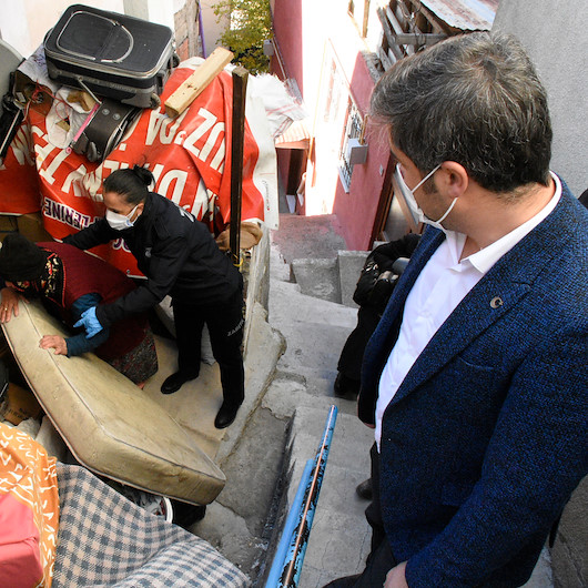 Gümüşhane'de belediye ekiplerince iki evden 3 kamyon çöp temizlendi