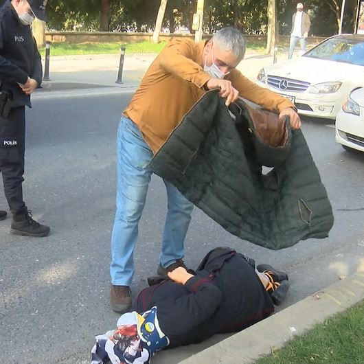 Beyoğlunda yürek ısıtan görüntü: Kazada yaralanan kadın üşümesin diye montunu üzerine örttü