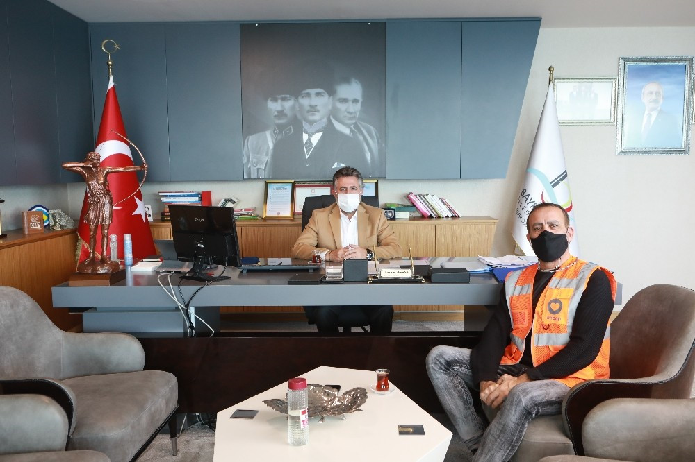 AHBAP Derneği Kurucusu ünlü sanatçı Haluk Levent, Bayraklı Belediye Başkanı Serdar Sandal'ı ziyaret etti.