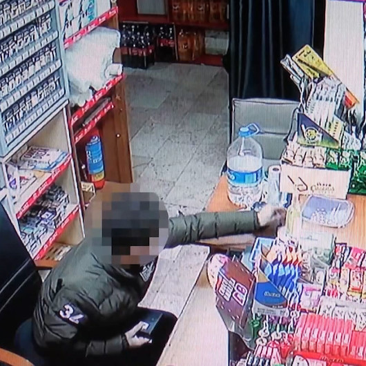 Kalacak yerim yok diyerek işe başladı, marketten bin TL çalıp kaçtı