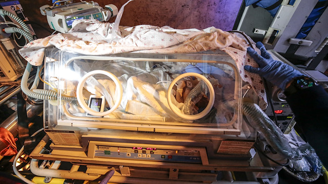 Suriye'de dünyaya gelen siyam ikizleri ambulans uçakla Ankara'ya getirildi.