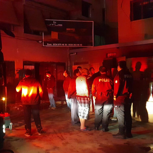 İzmirde 3 katlı mobilya atölyesinde çıkan yangın paniğe sebep oldu