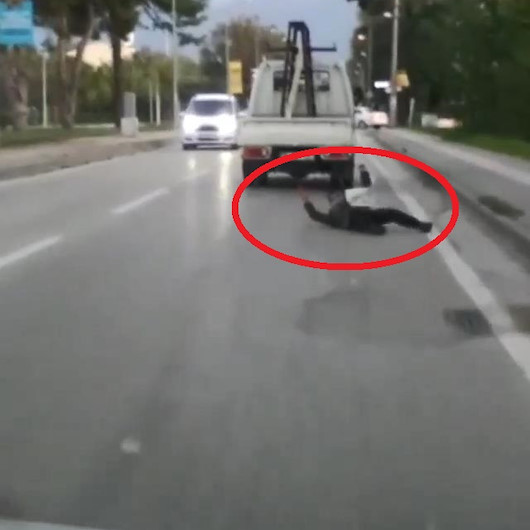 Kamyonetin kasasına takılan küçük çocuk, düşünce ölümden döndü