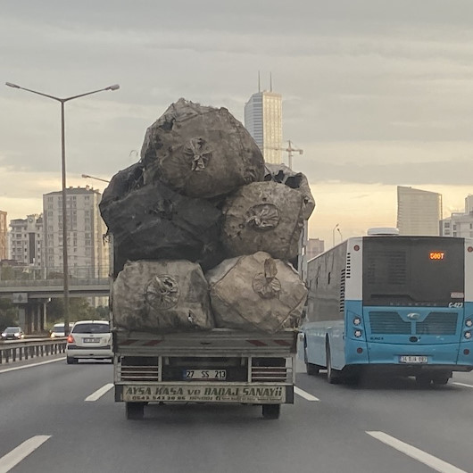 Çuval yüklü kamyonet TEMde tehlike saçtı