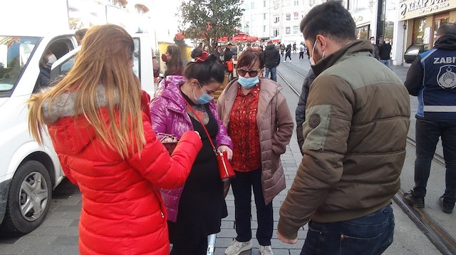 Maske takmayan turist basın mensubunu tehdit etti.