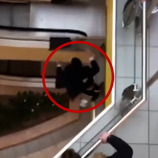 Rusyada AVMden giysi çalan genç kaçarken üçüncü kattan atladı