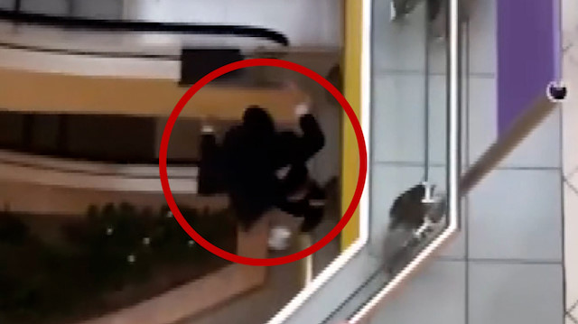 Rusya'da AVM'den giysi çalan genç kaçarken üçüncü kattan atladı