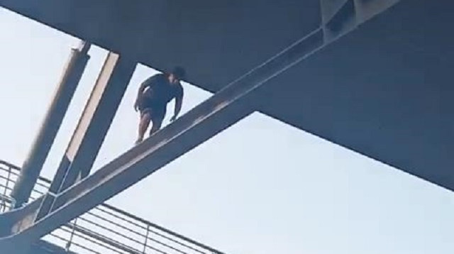 Beğeni uğruna tehlikeye aldırmadan Haliç Köprüsü kirişlerinde yürüdü