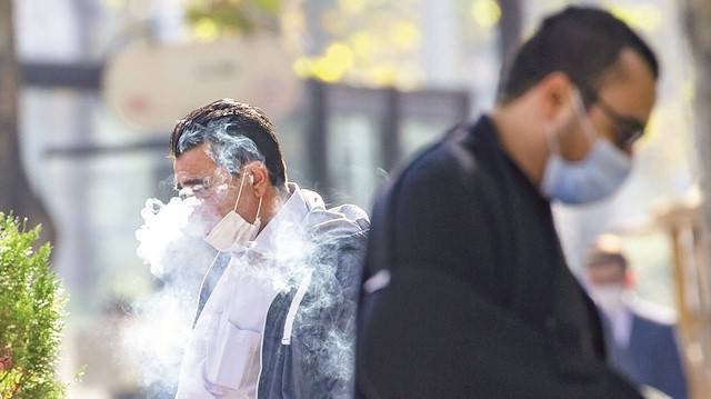 Kovid-19 tedbirleri kapsamında getirilen açık alanlarda sigara içilmesi yasağına kısmen uyuldu. İstanbul’da denetimlerin sıklaştığı Taksim Meydanı ve İstiklal Caddesi’nde drone kaldırarak Türkçe ve İngilizce anonslar yapan polis ekipleri, sigara içenlere 900 lira ceza yazdı.