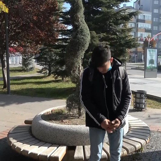 Başkandan, yasak olduğu halde açık alanda sigara içen gence: Delikanlı 900 liran var mı?