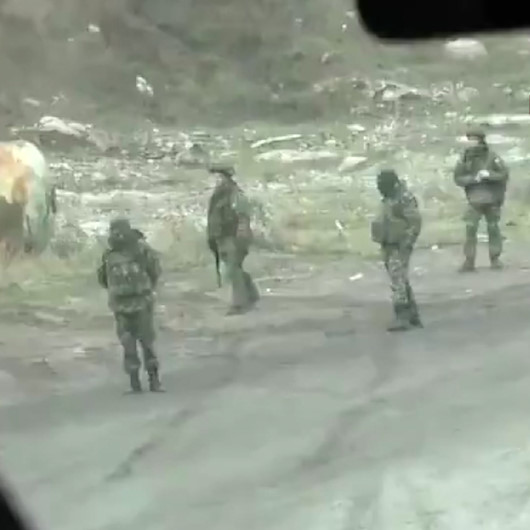 Dağlık Karabağdaki Rus barış gücünün ilk nöbeti görüntülendi