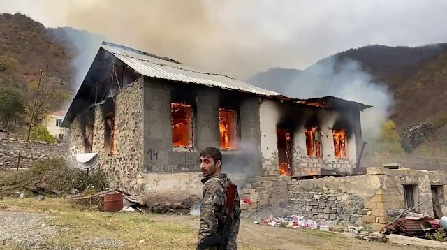 Kelbecer’i boşaltmaya başlayan Ermenilerin bölgedeki evleri ateşe verdiği görüldü. 