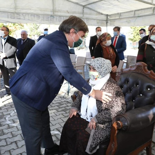 Aksaray Valisi Hamza Aydoğdu ayakta kalan kadınları koltuğa, protokolü sandalyeye oturttu