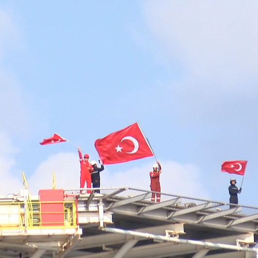 Cumhurbaşkanı Erdoğan helikopter ile Kanuni sondaj gemisinin üstünden geçti