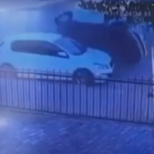 Siirtte ehliyetsiz çocuk sürücünün ilginç kazası: Park halindeki araca çarpıp takla attı