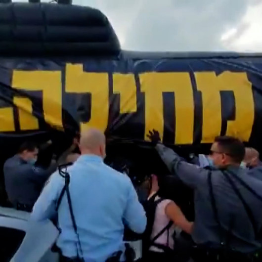 İsraillilerden Netanyahu karşıtı denizaltı protestosu