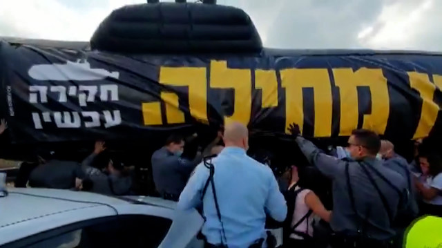 İsraillilerden Netanyahu karşıtı 'denizaltı' protestosu