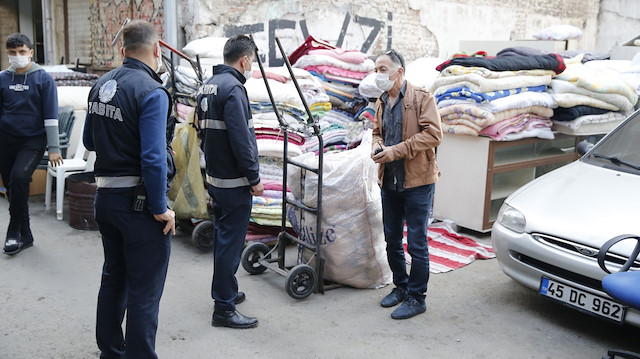  Satışların yapıldığı alanda bulunan battaniyeler ise toplanarak Konak Belediyesi Zabıta Müdürlüğü'ne ait depolara kaldırıldı.