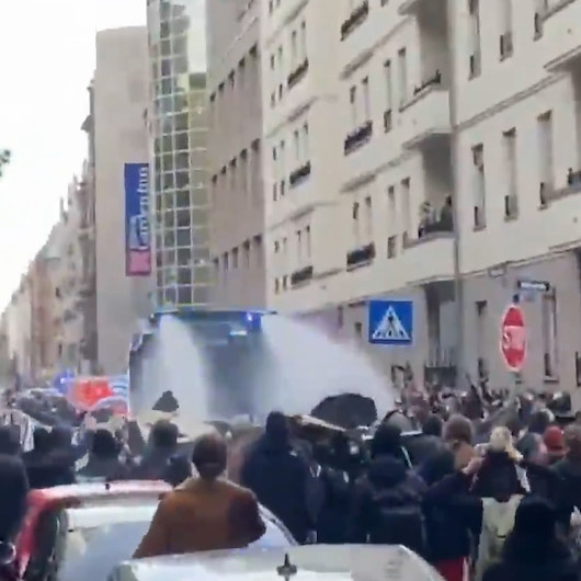 Frankfurt’ta Covid-19 önlemleri karşıtı protestoya polis müdahalesi