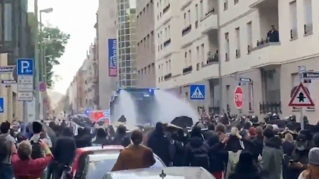 Frankfurt’ta Covid-19 önlemleri karşıtı protestoya polis müdahalesi