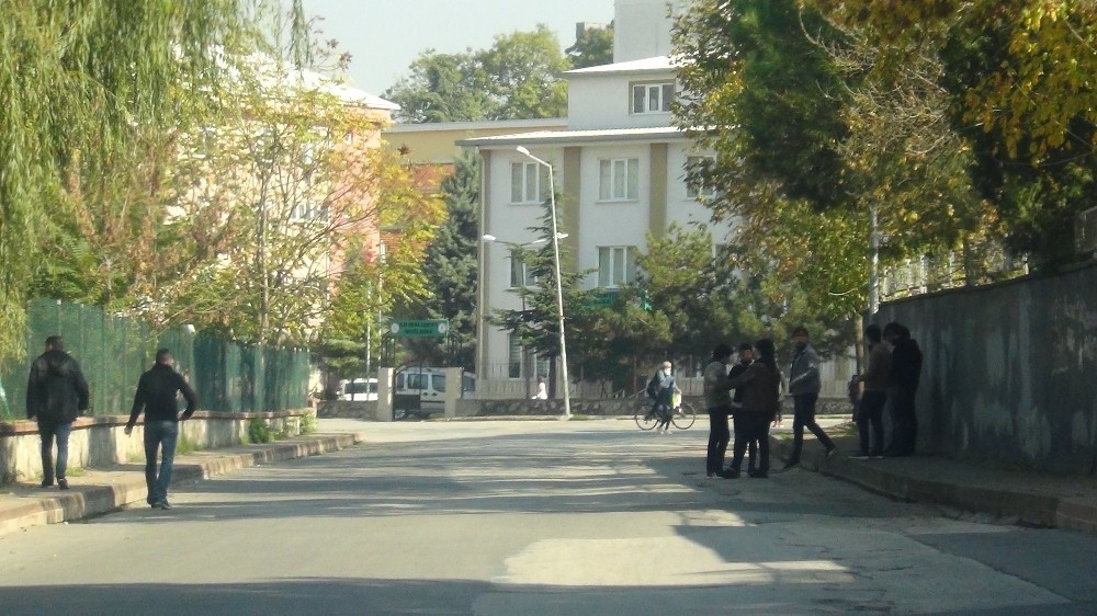 Tüm denetimlere rağmen bazı öğrenciler hem sosyal mesafelerini hiçe sayıyor, hem de sigara yasağını deliyor.