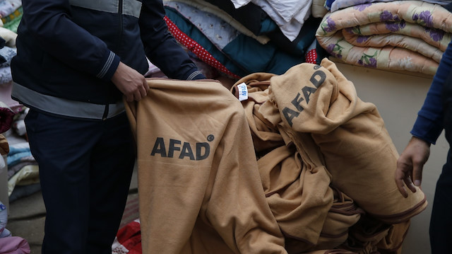 Depremzedelere ait battaniyeleri satılığa çıkardılar